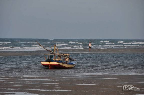Passeando na maré baixa na praia de Pontal do Maceió, em Fortim, litoral do Ceará